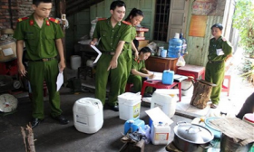 tphcm thu giu 6 tan cu cai ca rot ngam tam hoa chat khong ro nguon goc