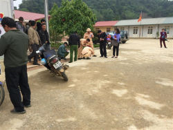son la giao vien lui xe trong san truong 2 hoc sinh thuong vong