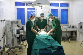 dien bien dien thoai phat no khi dang sac chau be bi vet thung thau nguc