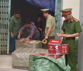 thanh hoa bat giu gan 2000 thung banh keo va do choi tre em khong ro nguon goc