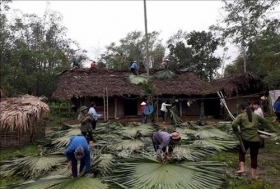tuyen quang 94 nha dan bi toc mai do mua kem gio loc