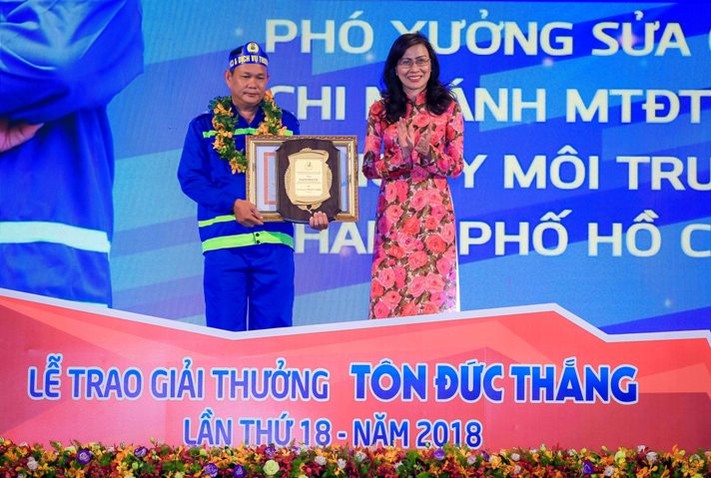 Anh Hứa Minh Tuấn  - Công nhân VSMT được trao tặng giải thưởng Tôn Đức Thắng