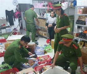 nghe an thu giu hon 10000 lo my pham gia gan mac nuoc ngoai