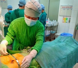phau thuat va dieu tri thanh cong cho benh nhan bi lom nguc bam sinh
