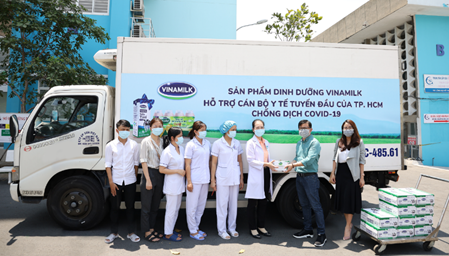 Vinamilk hỗ trợ bệnh viện Bạch Mai sản phẩm dinh dưỡng có tổng trị giá 1 tỷ đồng