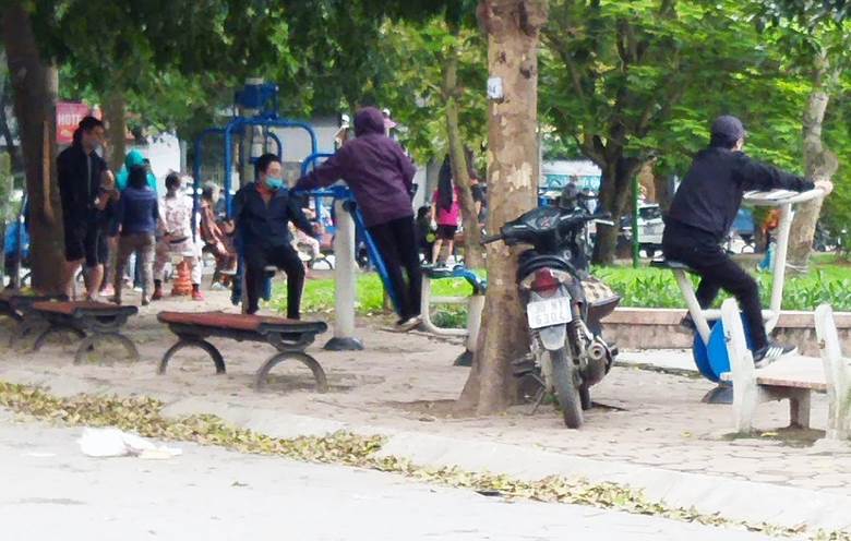 Phường Phương Liên (Hà Nội): Nhiều người vẫn “vô tư” câu cá bất chấp Chỉ thị cách ly toàn xã hội