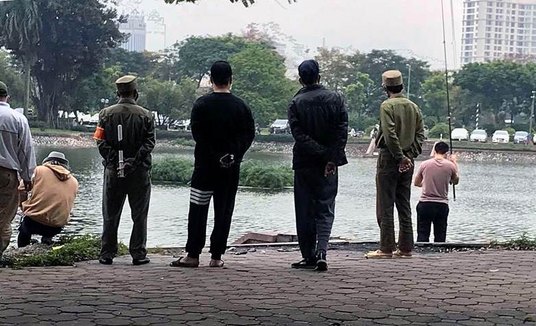 Phường Phương Liên (Hà Nội): Nhiều người vẫn “vô tư” câu cá bất chấp Chỉ thị cách ly toàn xã hội