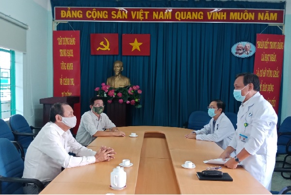 Uỷ ban mặt trận Tổ quốc Việt Nam quận 8 tặng quà, động viên ngành y tế làm nhiệm vụ phòng chống dịch Covid - 19