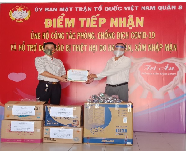 Uỷ ban mặt trận Tổ quốc Việt Nam quận 8 tặng quà, động viên ngành y tế làm nhiệm vụ phòng chống dịch Covid - 19