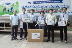 nhan vien vinamilk gop buoc di de gay quy giup gan 6000 tre em kho khan phong ngua covid 19