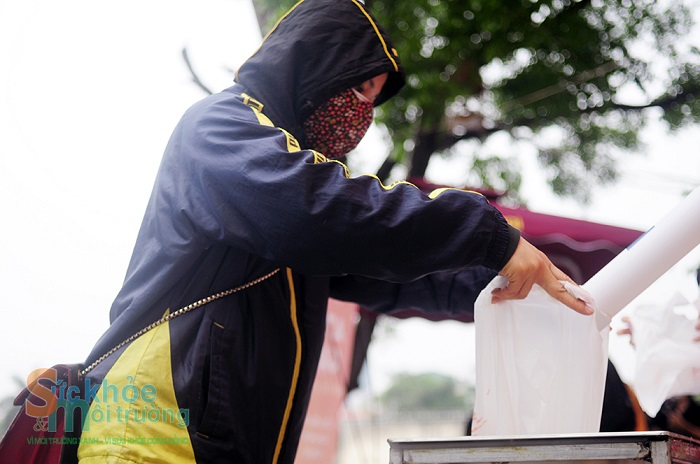 Người dân Hà Nội xếp hàng nhận hỗ trợ miễn phí từ “cây ATM gạo” đầu tiên