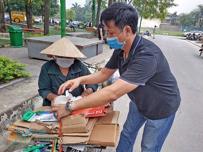 Người dân Hà Nội xếp hàng nhận hỗ trợ miễn phí từ “cây ATM gạo” đầu tiên