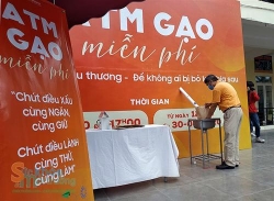 nguoi dan ha noi xep hang nhan ho tro mien phi tu cay atm gao dau tien
