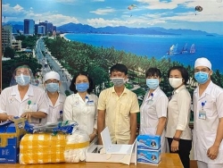 trao tang cac vat pham ho tro chong dich covid 19 cho benh vien da khoa tinh khanh hoa