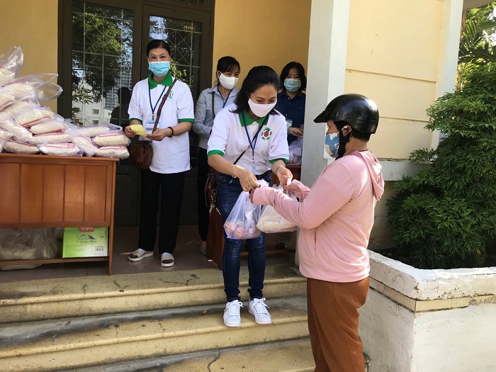 “Hạt gạo nhân ái” đến với người nghèo tại Khánh Hòa