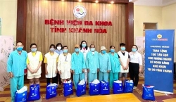 vietbank trao tang 400 kg gao den voi benh nhan ngheo tai khanh hoa