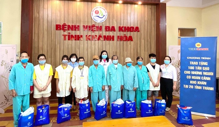 Vietbank trao tặng 400 kg gạo đến với bệnh nh&acirc;n ngh&egrave;o tại Kh&aacute;nh H&ograve;a