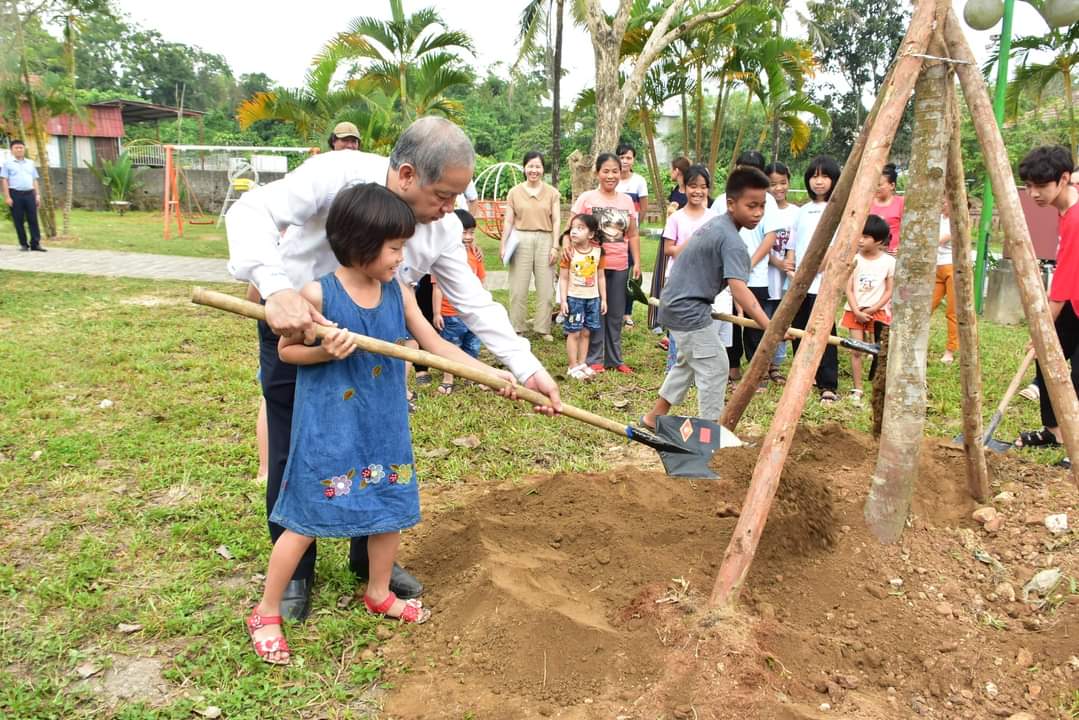 Chủ tịch UBND tỉnh Phan Ngọc Thọ thăm, trồng cây tại làng trẻ em SOS