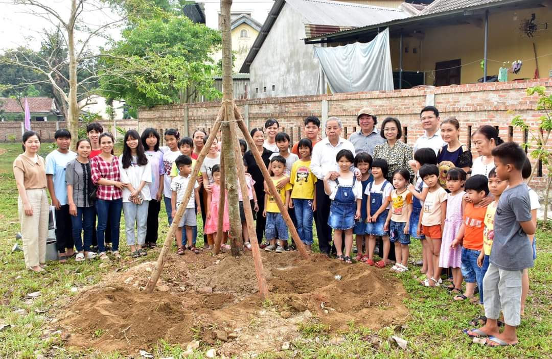 Chủ tịch UBND tỉnh Phan Ngọc Thọ thăm, trồng cây tại làng trẻ em SOS