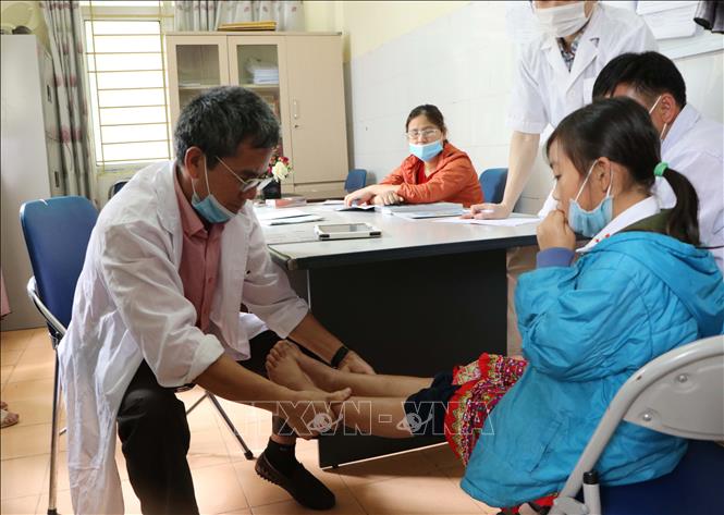 Kh&aacute;m, cấp ph&aacute;t thuốc miễn ph&iacute; cho đối tượng ch&iacute;nh s&aacute;ch, trẻ em khuyết tật