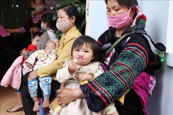 Kh&aacute;m, cấp ph&aacute;t thuốc miễn ph&iacute; cho đối tượng ch&iacute;nh s&aacute;ch, trẻ em khuyết tật