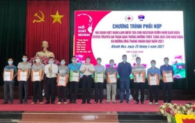 tang 200 bo ao phao cuu sinh cho ngu dan tai nha trang