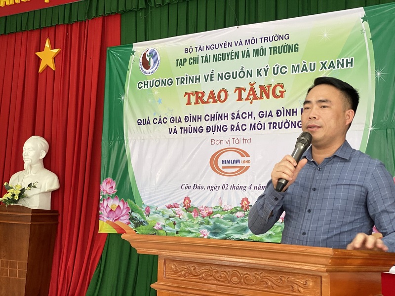 Tạp chí Tài nguyên và Môi trường trao tặng quà cho các gia đình chính sách tại Côn Đảo