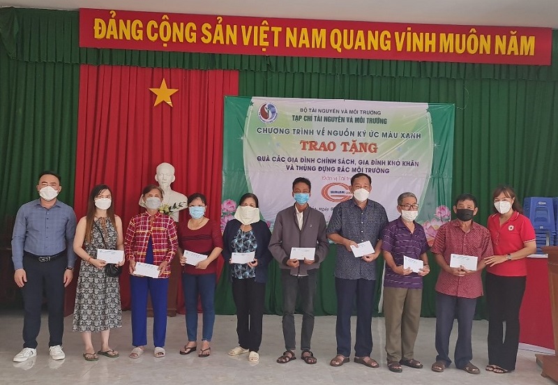 Tạp chí Tài nguyên và Môi trường trao tặng quà cho các gia đình chính sách tại Côn Đảo
