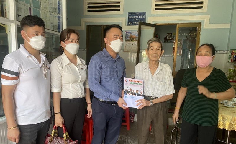 Tạp chí Tài nguyên và Môi trường trao tặng quà cho các gia đình chính sách tại Côn Đảo