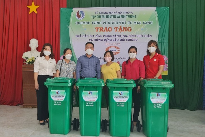 Tạp chí Tài nguyên và Môi trường trao tặng quà cho các gia đình chính sách tại Côn Đảo