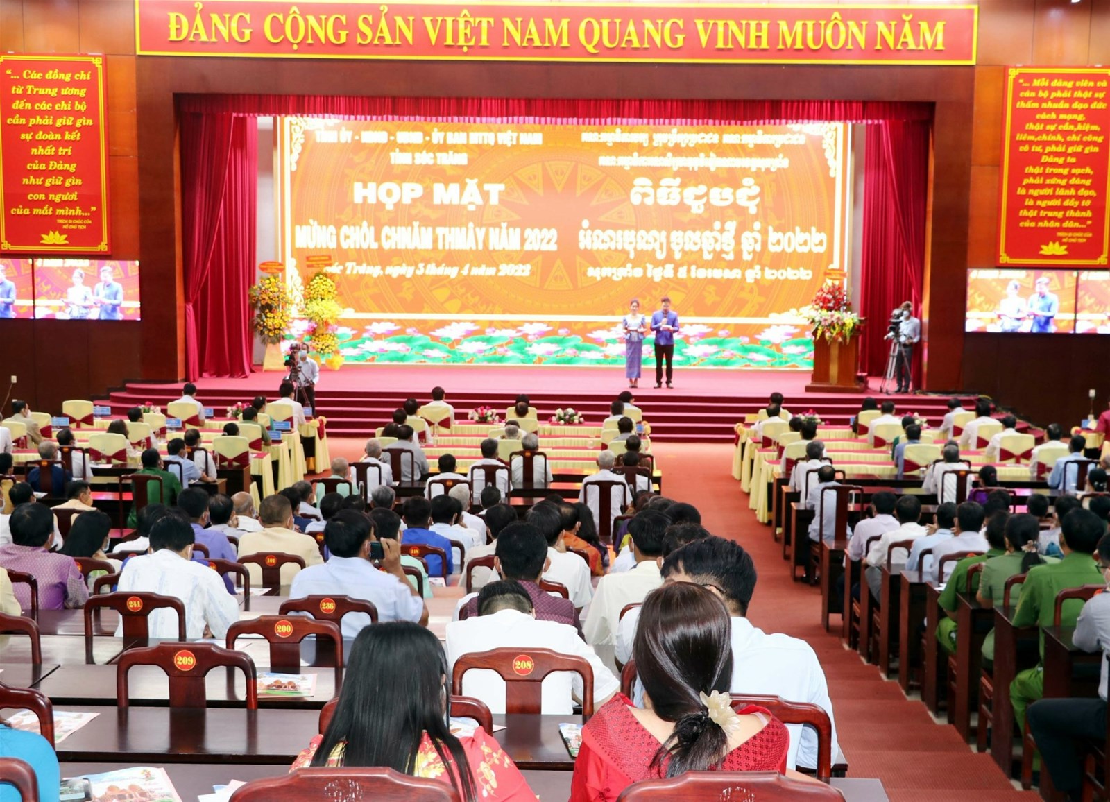 Phó Thủ tướng Phạm Bình Minh thăm, chúc mừng Tết Chôl Chnăm Thmây của đồng bào Khmer