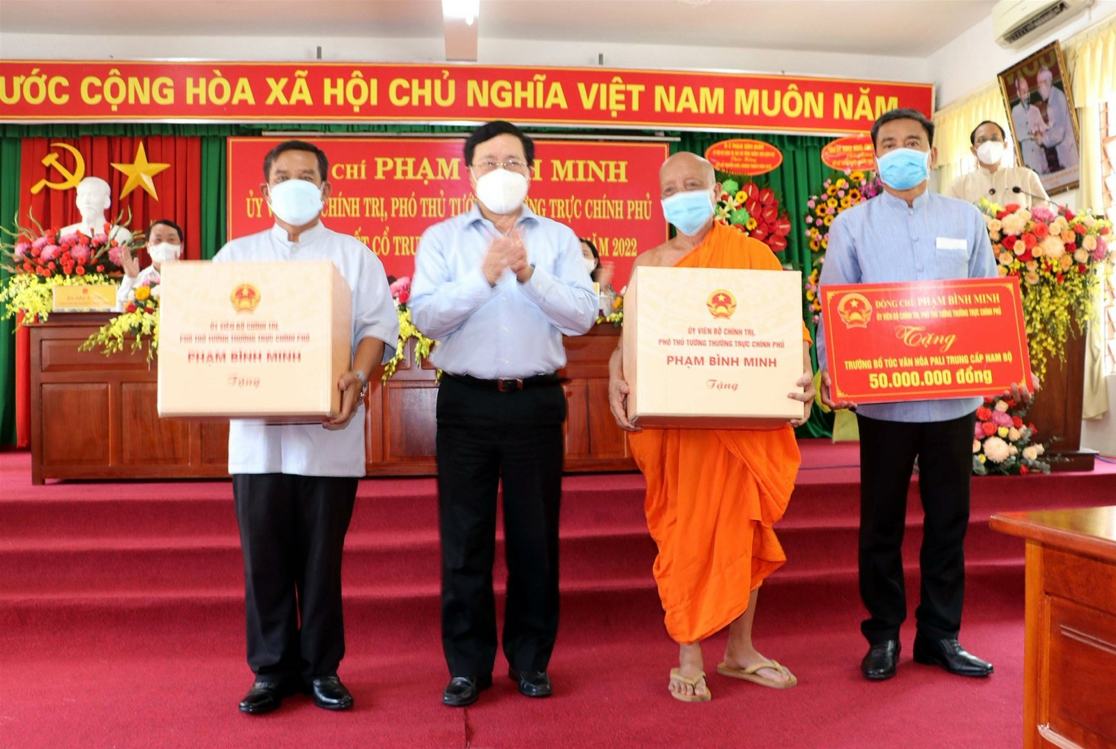 Phó Thủ tướng Phạm Bình Minh thăm, chúc mừng Tết Chôl Chnăm Thmây của đồng bào Khmer