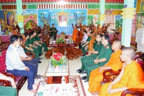 quan khu 9 tham chuc tet chol chnam thmay tai soc trang