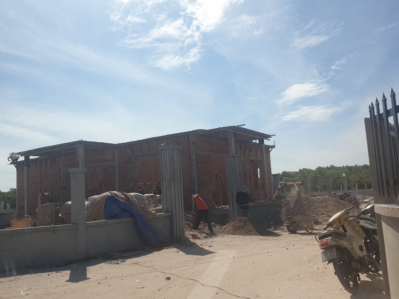 M&ocirc;i trường th&agrave;nh phố bị đe dọa bởi t&igrave;nh trạng bao chiếm đất c&ocirc;ng, xẻ thịt đất n&ocirc;ng nghiệp