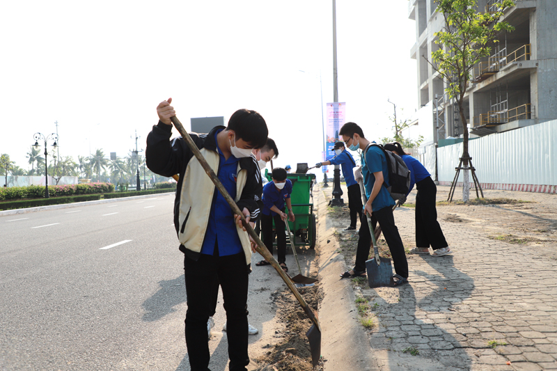 Đà Nẵng ra quân vệ sinh môi trường với chủ đề “Thành phố Sạch - điểm đến Xanh”