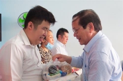 trao tang 100 suat qua cho nguoi khuyet tat tai khanh hoa