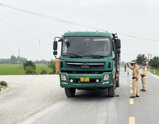 Hà Tĩnh: Tăng cường xử lý xe quá khổ, quá tải “lộng hành” trên địa bàn