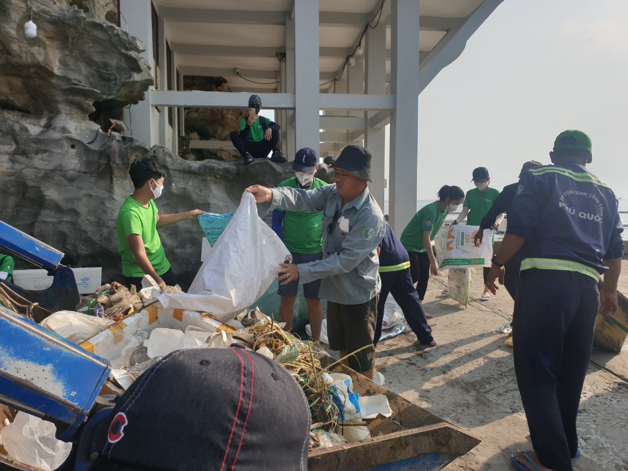 Chiến dịch “Hãy làm sạch biển” thu gom được hơn 4 tấn rác thải tại Công viên Bạch Đằng và bãi biển Dinh Cậu, TP Phú Quốc