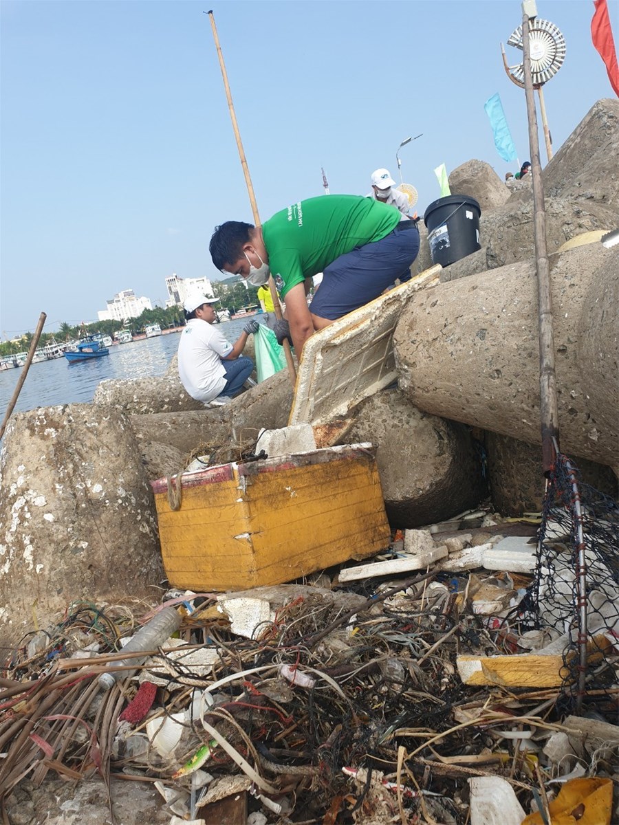 Chiến dịch “Hãy làm sạch biển” thu gom được hơn 4 tấn rác thải tại Công viên Bạch Đằng và bãi biển Dinh Cậu, TP Phú Quốc