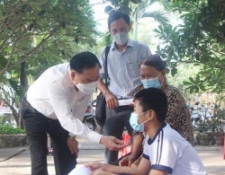 chu tich ubnd tinh ben tre kiem tra cong tac tiem vaccine phong covid 19 cho tre tu 5 duoi 12 tuoi