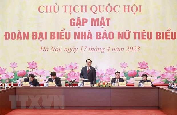 Chủ tịch Quốc hội: Nữ nh&agrave; b&aacute;o lu&ocirc;n l&agrave; 'những b&ocirc;ng lau bằng th&eacute;p'