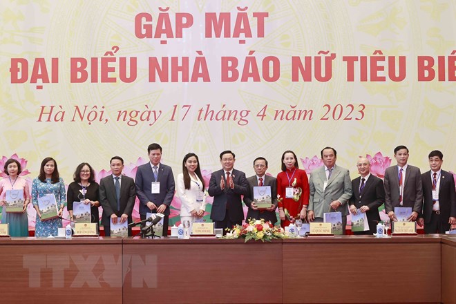 Chủ tịch Quốc hội: Nữ nh&agrave; b&aacute;o lu&ocirc;n l&agrave; 'những b&ocirc;ng lau bằng th&eacute;p'