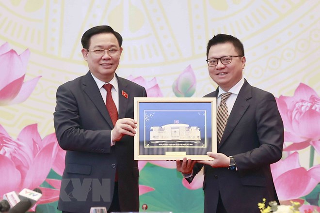 Chủ tịch Quốc hội: Nữ nh&agrave; b&aacute;o lu&ocirc;n l&agrave; 'những b&ocirc;ng lau bằng th&eacute;p'