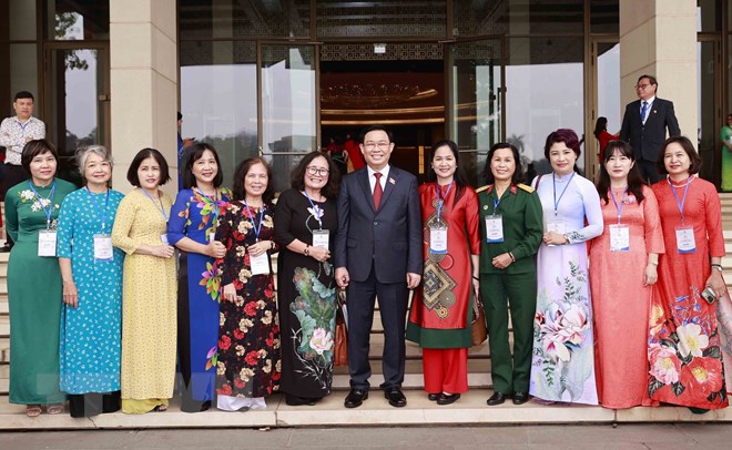 Chủ tịch Quốc hội: Nữ nh&agrave; b&aacute;o lu&ocirc;n l&agrave; 'những b&ocirc;ng lau bằng th&eacute;p'