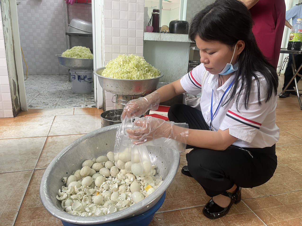 Vĩnh Phúc: Phát hiện trứng không đảm bảo an toàn thực phẩm trong các suất ăn bán trú tại trường tiểu học