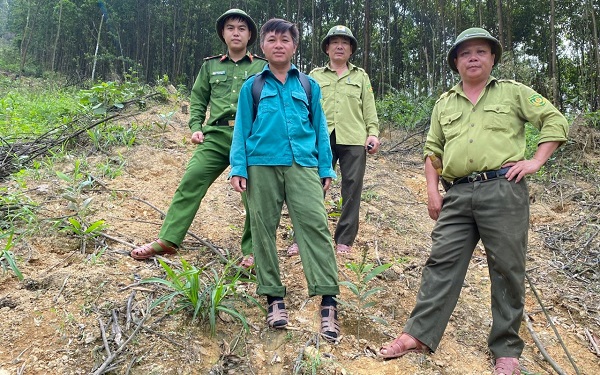 Hà Tĩnh: Bắt quả tang đối tượng chặt phá rừng tự nhiên trái phép