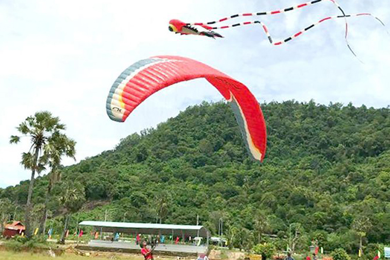 D&ugrave; bay đ&ecirc;m c&oacute; bắn ph&aacute;o hoa tầm thấp tr&ecirc;n v&ugrave;ng Bảy N&uacute;i