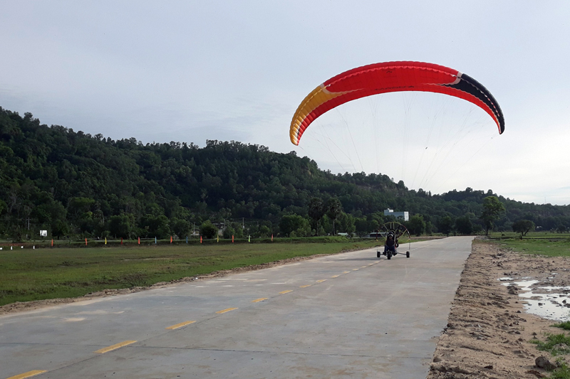 D&ugrave; bay đ&ecirc;m c&oacute; bắn ph&aacute;o hoa tầm thấp tr&ecirc;n v&ugrave;ng Bảy N&uacute;i