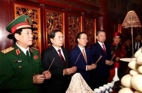 lanh dao dang nha nuoc dang huong tuong niem cac vua hung