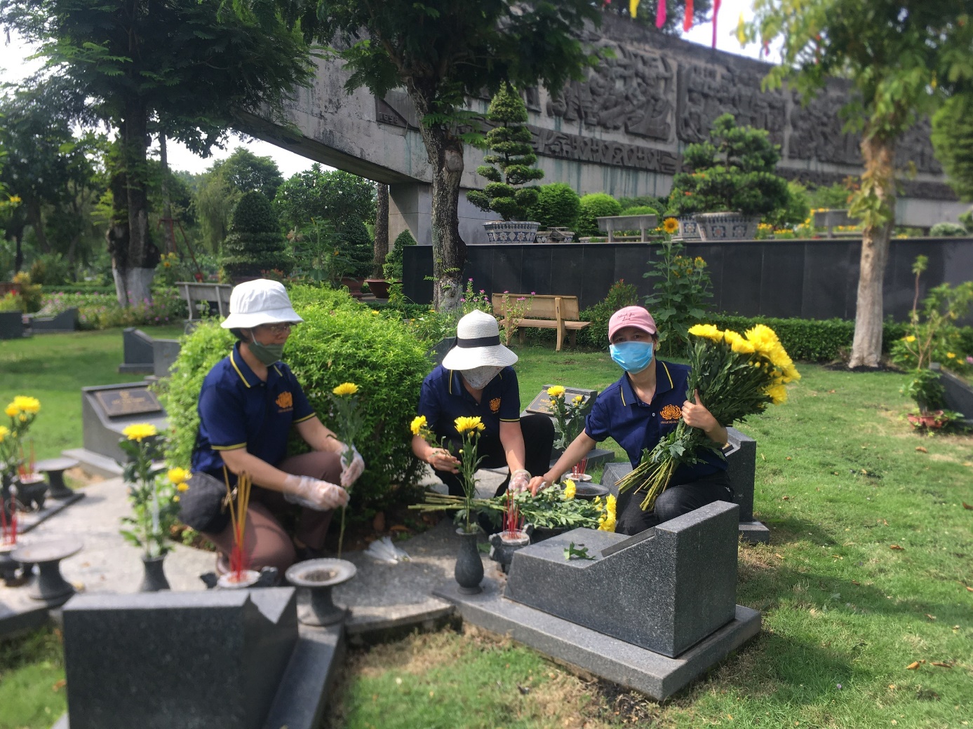 Đạo tràng Minh Quang chăm sóc nghĩa trang liệt sỹ thành phố Hồ Chí Minh